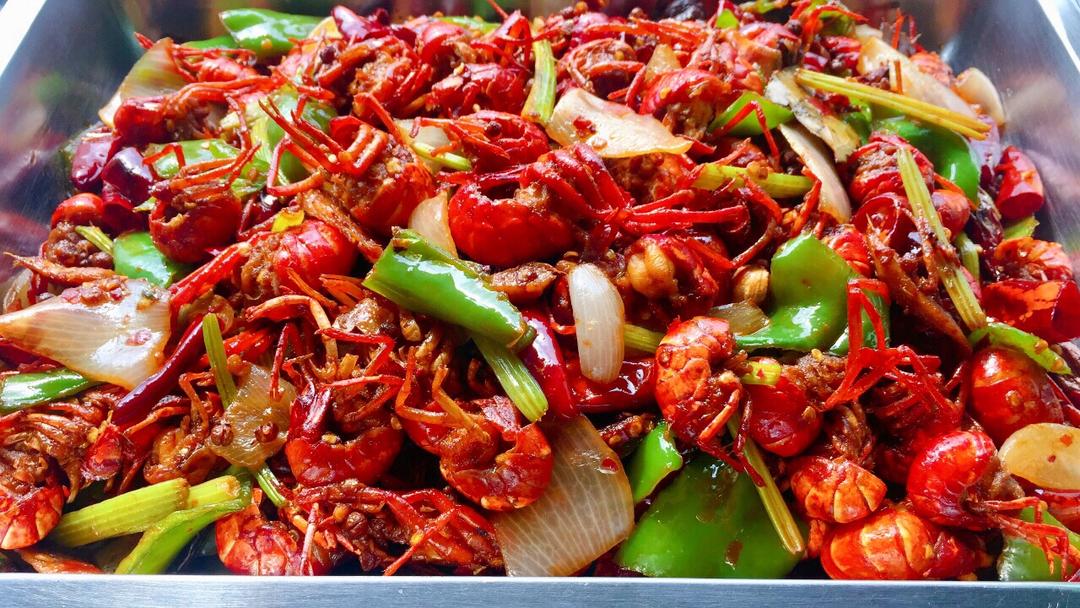 【创意小厨娘】川味麻辣小龙虾的正宗做法，虾肉鲜嫩麻辣入味，干净卫生吃着放心！