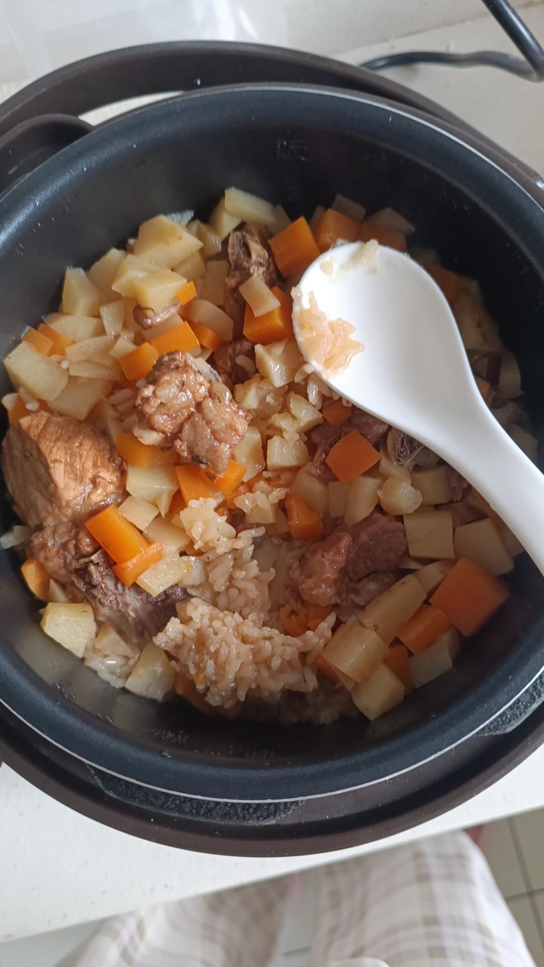 【排骨焖饭】
