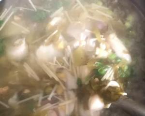 酸菜金针菇鱼片汤的做法 步骤7