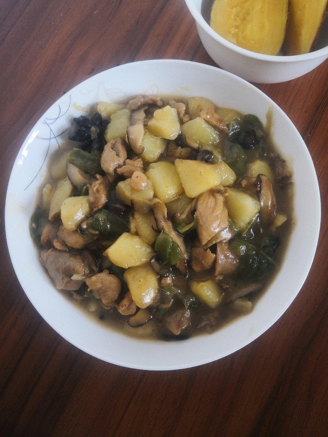 土豆炖鸡肉(一定要多煮点饭，否则不够吃)