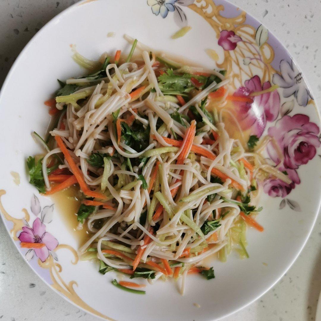 好吃的金针菇拌黄瓜