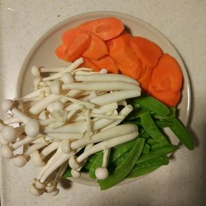 孕餐什锦:荷兰豆 西蓝花 胡萝卜 鸡腿菇的做法 步骤2