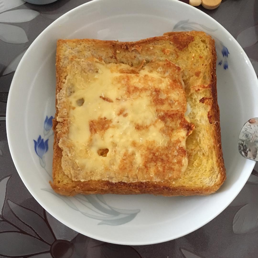 土司煎蛋 Egg-in-a-hole