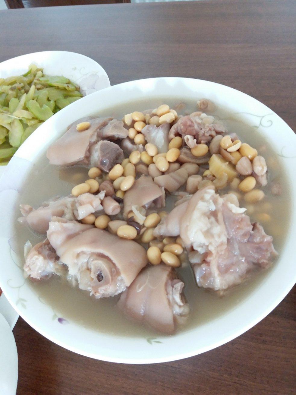 黄豆花生猪脚汤