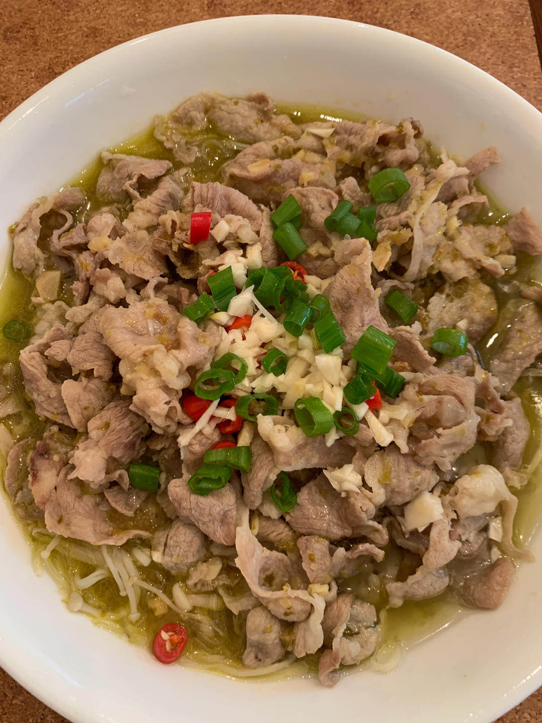 厨师长教你：“酸汤肥牛”的家常做法，金汤鲜香，酸辣开胃