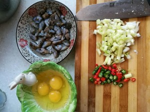 海参炒鸡蛋的做法 步骤3