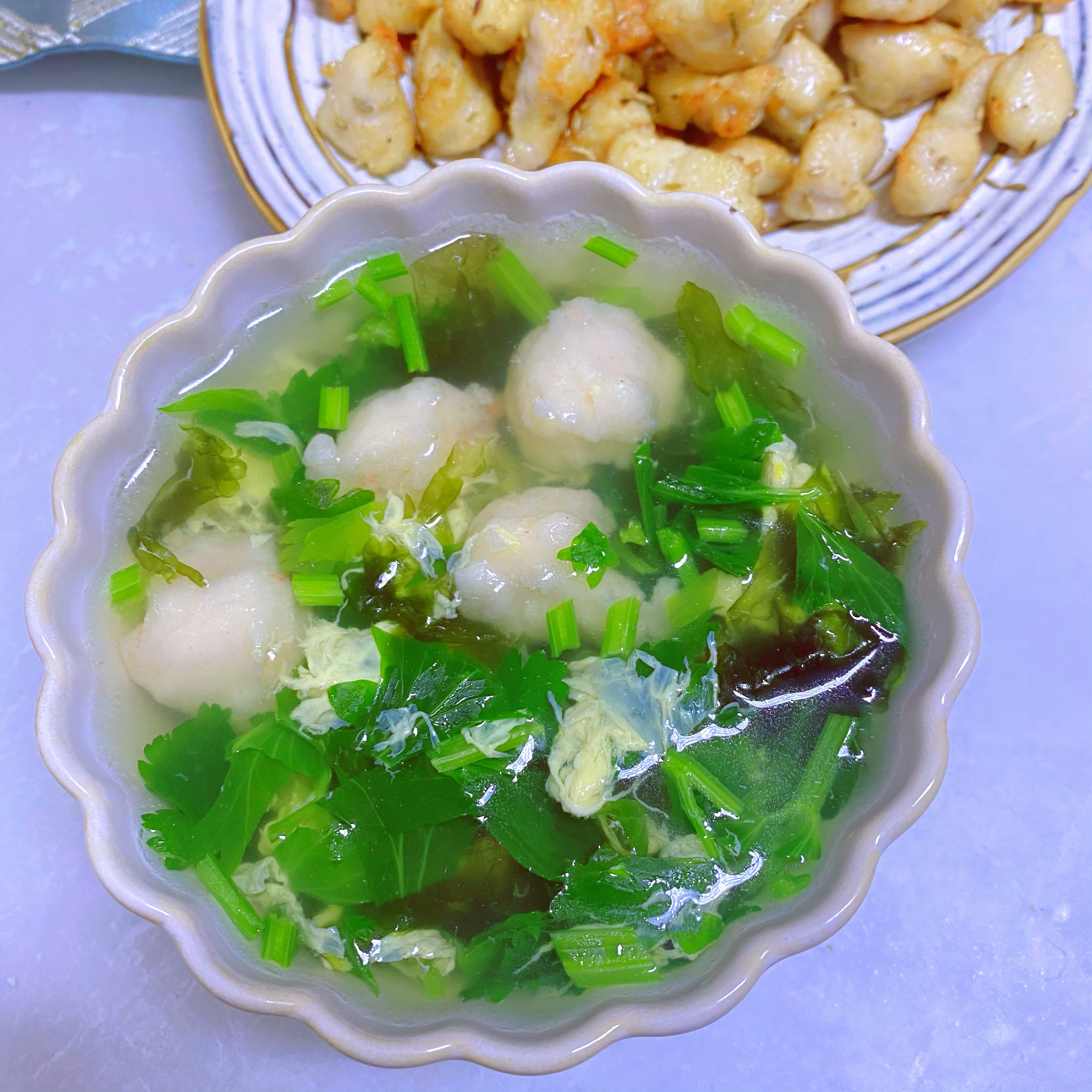 芹菜叶虾滑汤🥬的做法