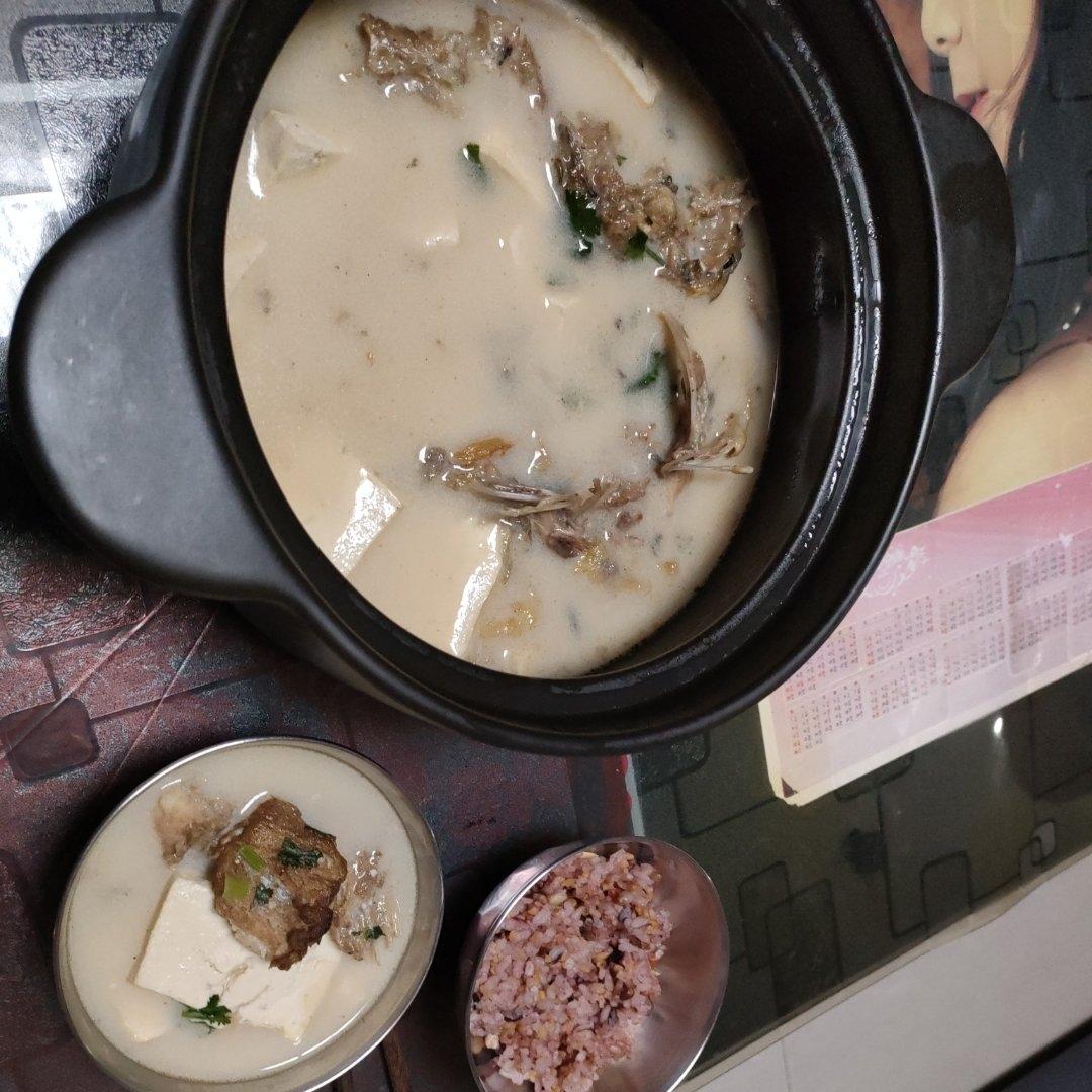 鱼头汤（鱼头豆腐时蔬汤、味鲜汤白有窍门)