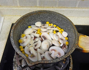 海鲜蘑菇汤的做法 步骤2