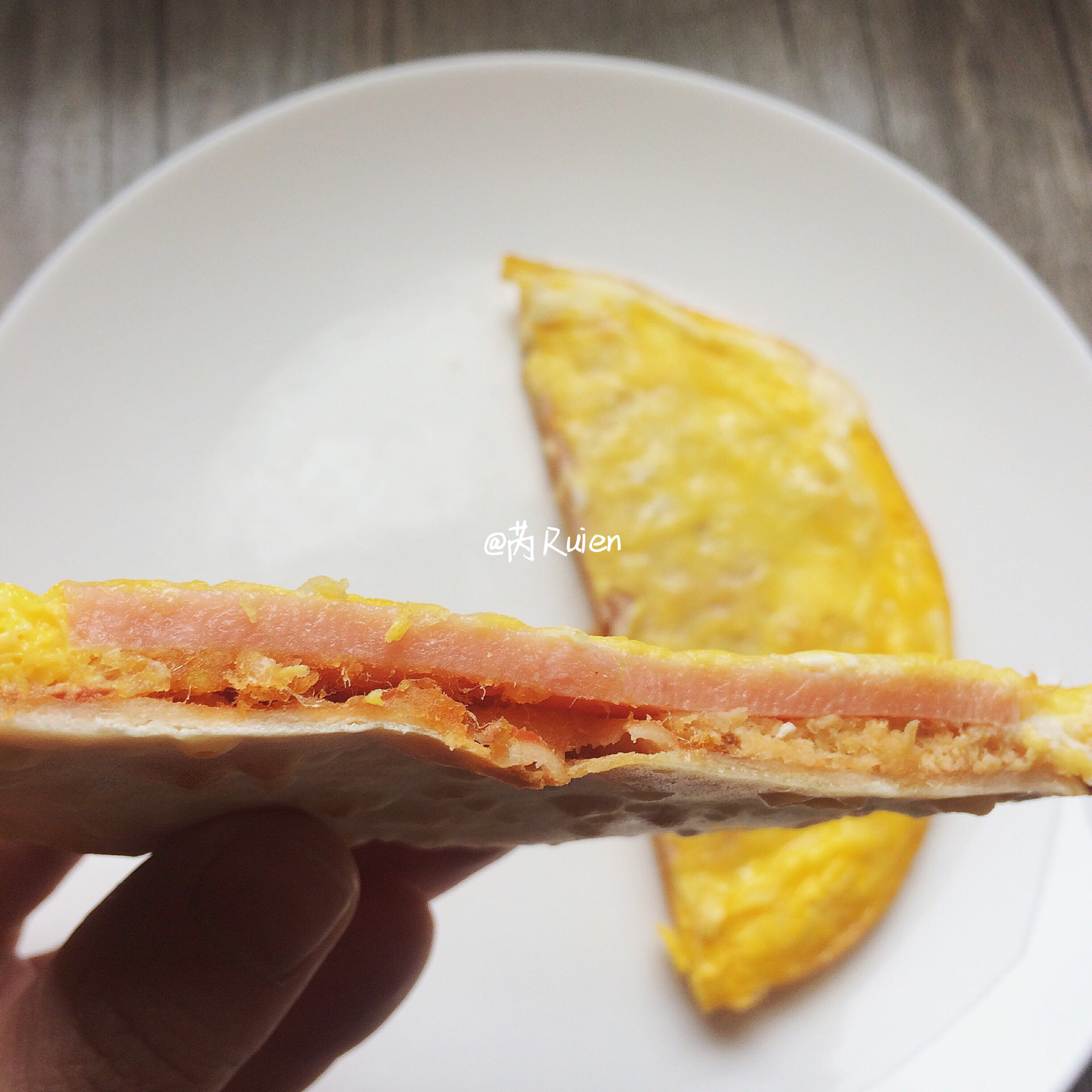 蛋包肉松黄金饼