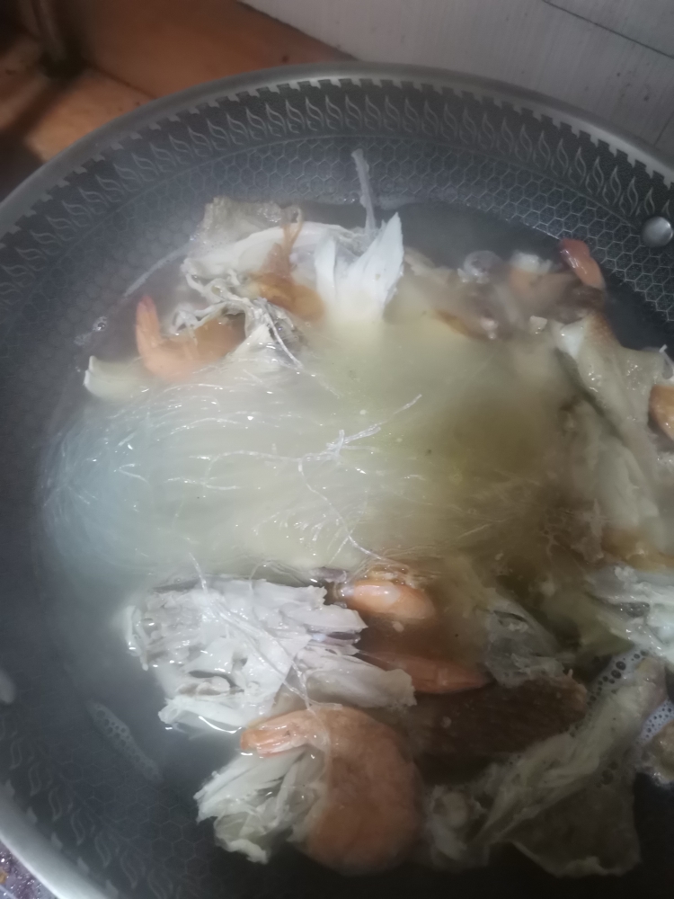 烧鸡剩虾粉丝汤的做法 步骤2