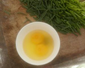 韭菜苔炒鸡蛋的做法 步骤2