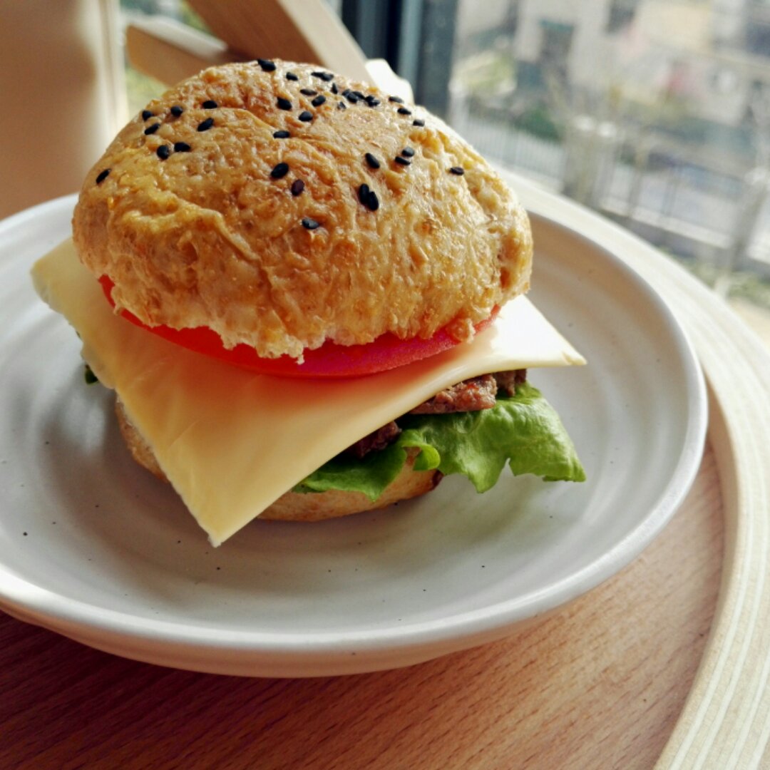 全麦牛肉汉堡包