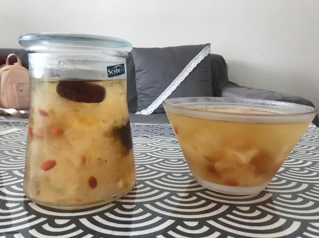 美容润肤 益气补血《桃胶皂角米百合银耳红枣羹》