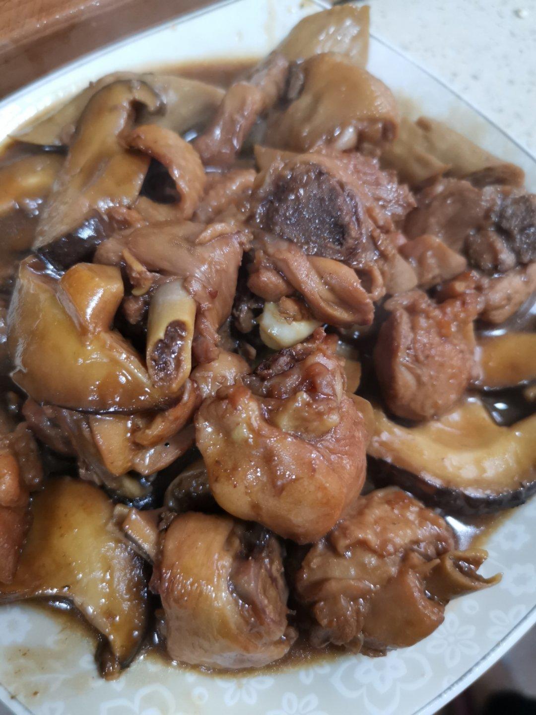 叶小麦爱做饭做的香菇炖鸡翅根鸡腿肉也一样