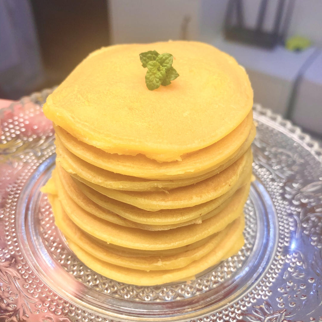 【酸奶松饼yogurt pancake】，搭上黑莓果酱和枫糖的美味。