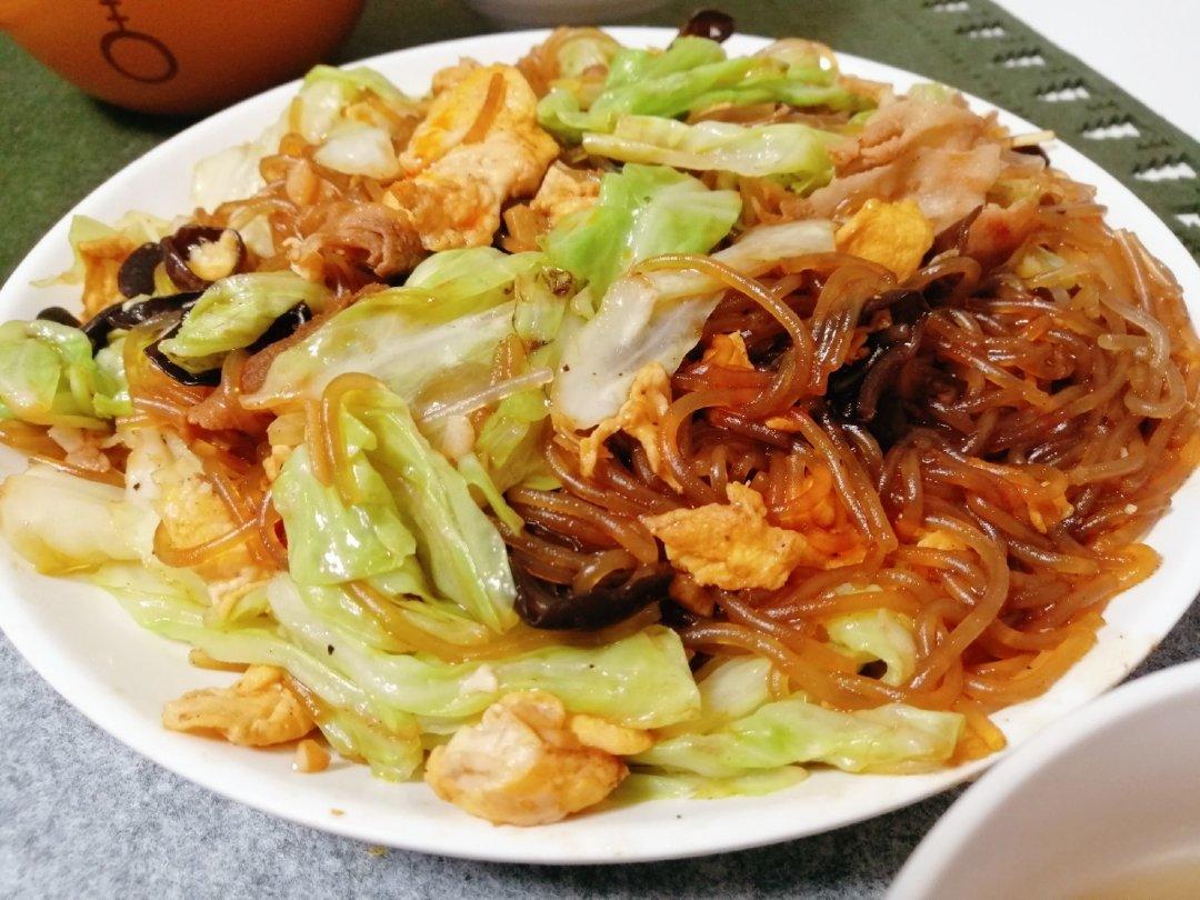 看似普通却超级下饭的圆白菜炒粉丝