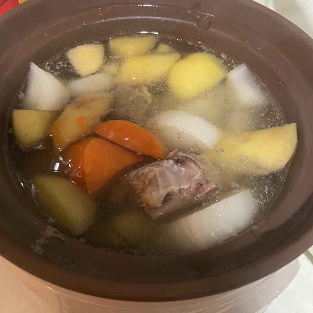 雪梨cafe做的青红萝卜粟米煲猪骨汤(润肺止咳老火汤)