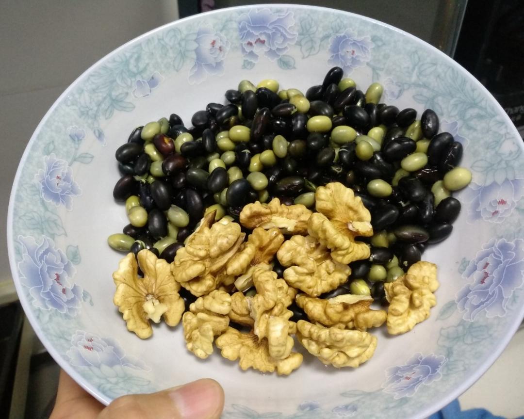 原汁机版核桃黑豆浆的做法