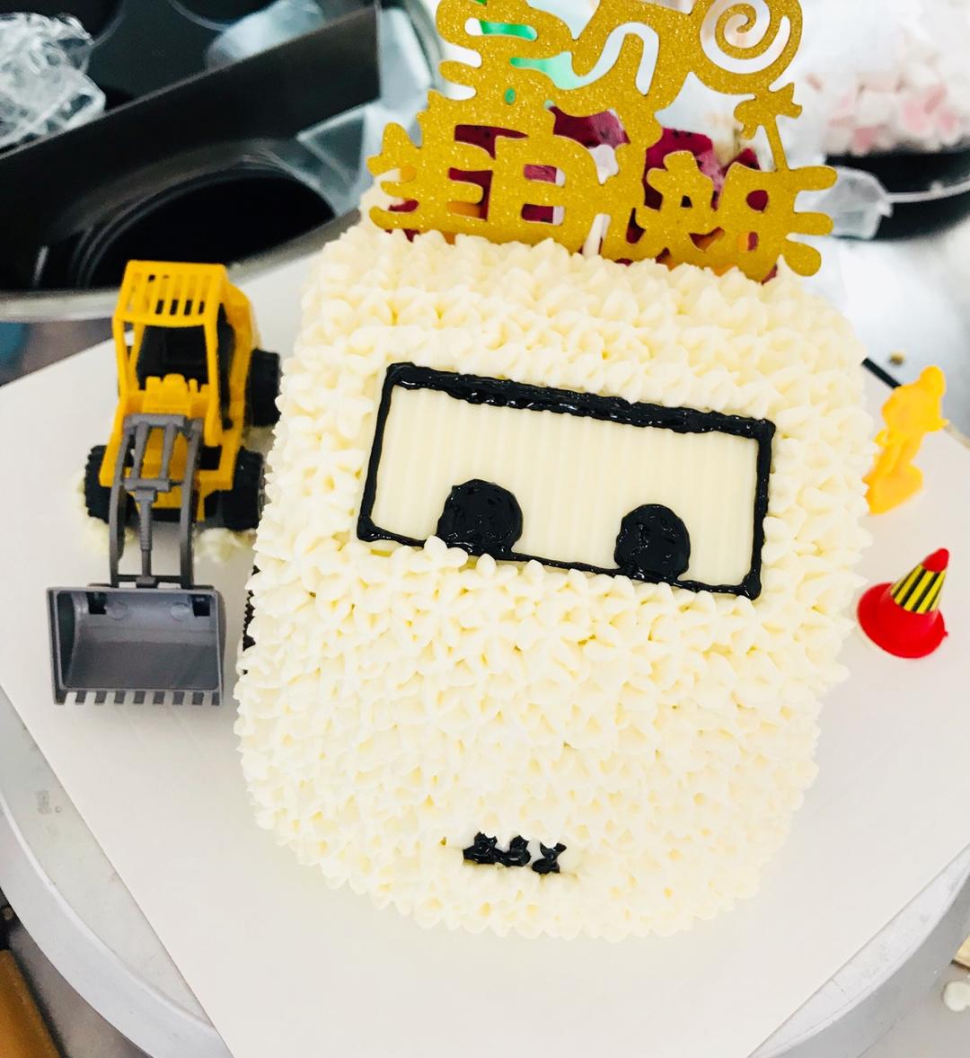 小小菇凉爱烘焙做的六寸立体汽车蛋糕,水果货车版本