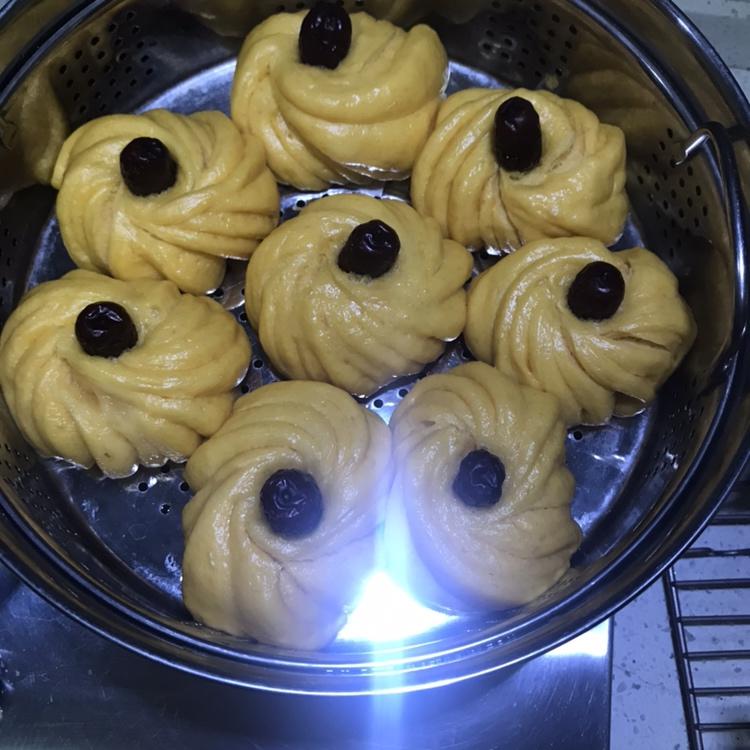 松软百褶蜜枣花卷