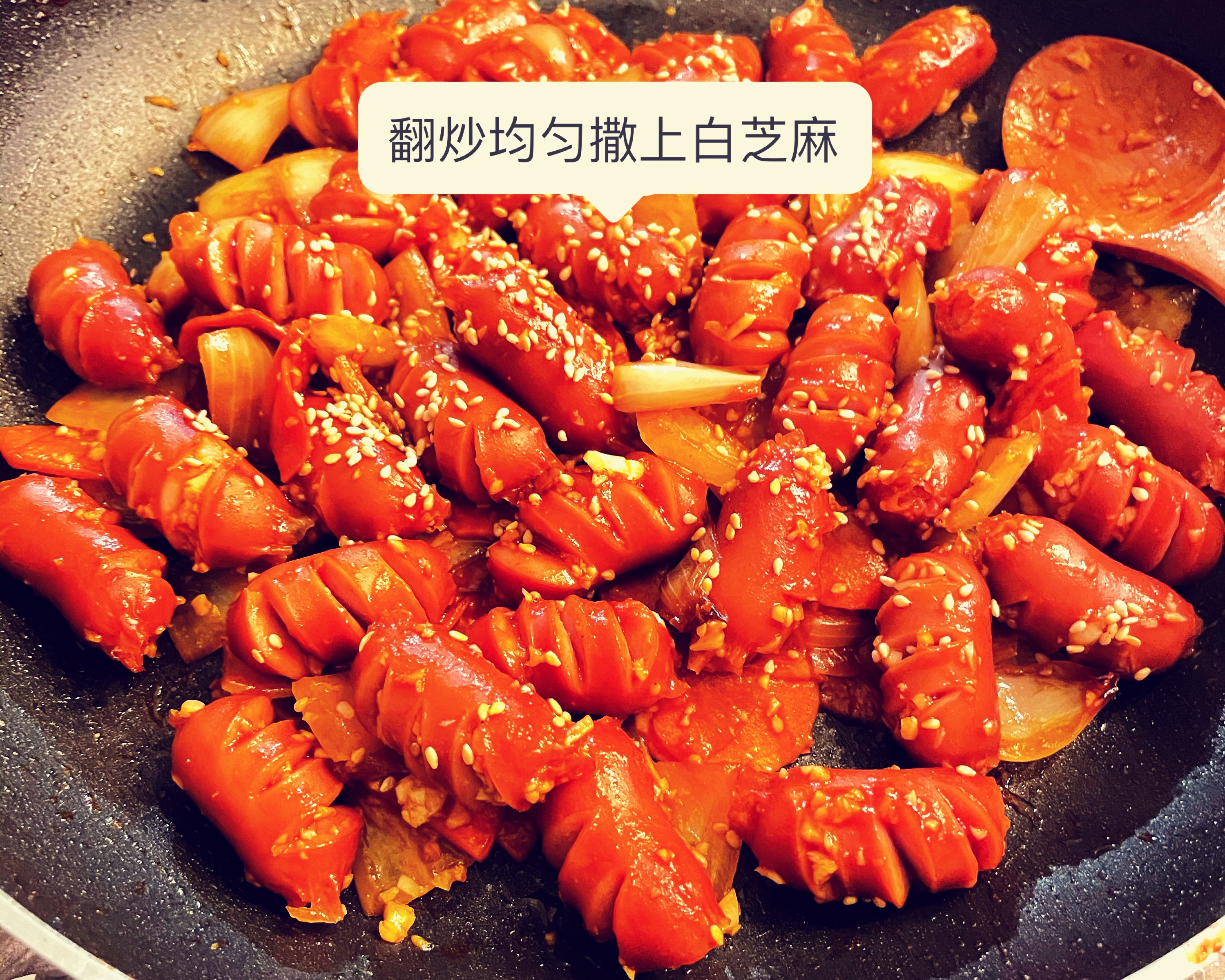 大人小孩都爱吃的韩国小菜——蔬菜炒香肠的做法 步骤12