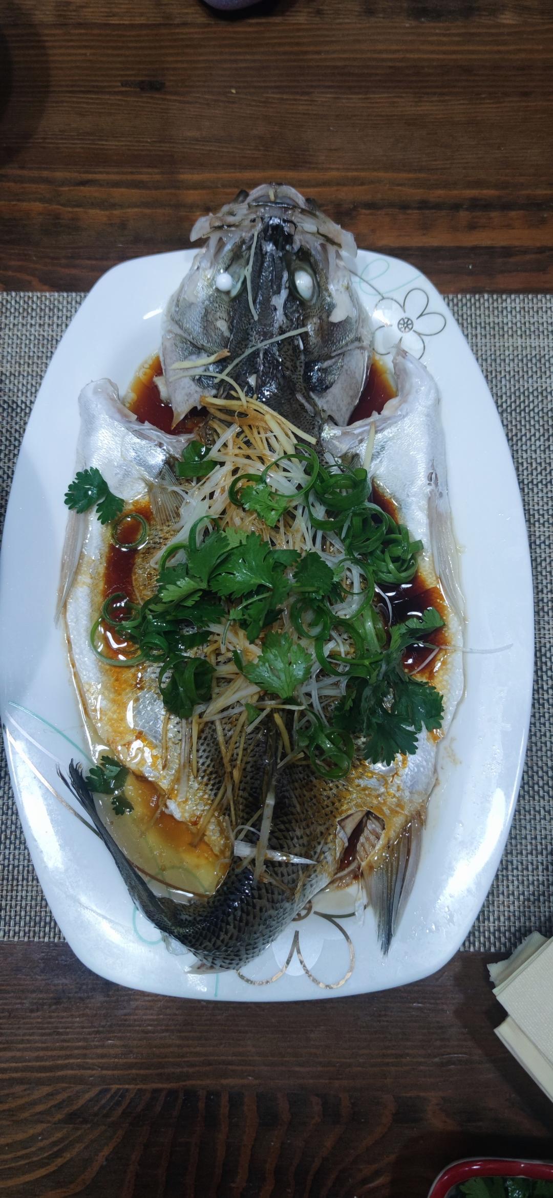 厨师长教你：“清蒸鲈鱼”，鲜嫩美味，内附蒸鱼酱油专业调制方法