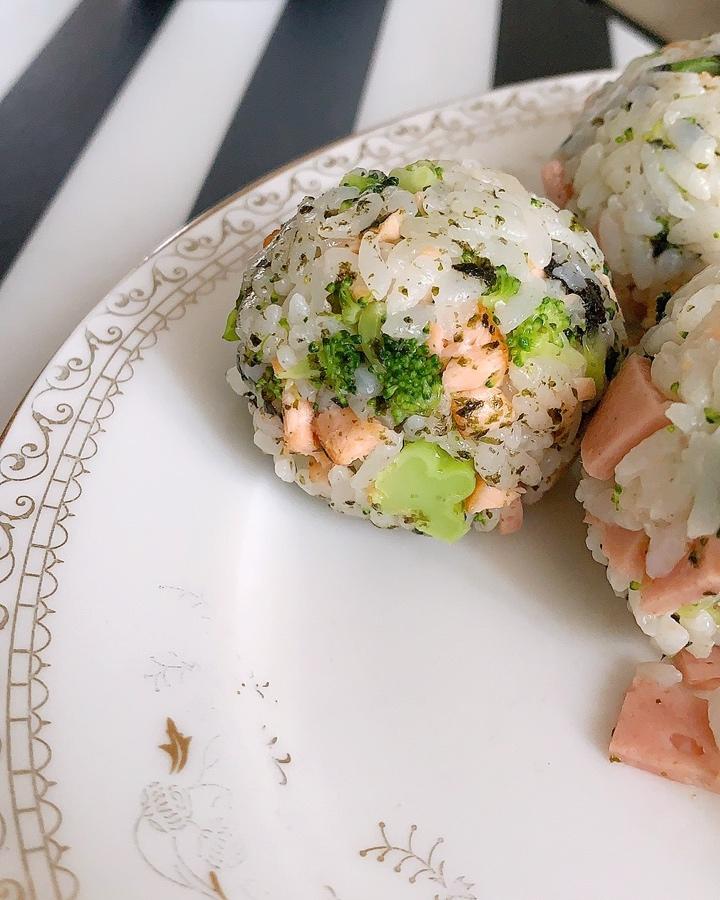 春日小清新之西兰花肉松饭团