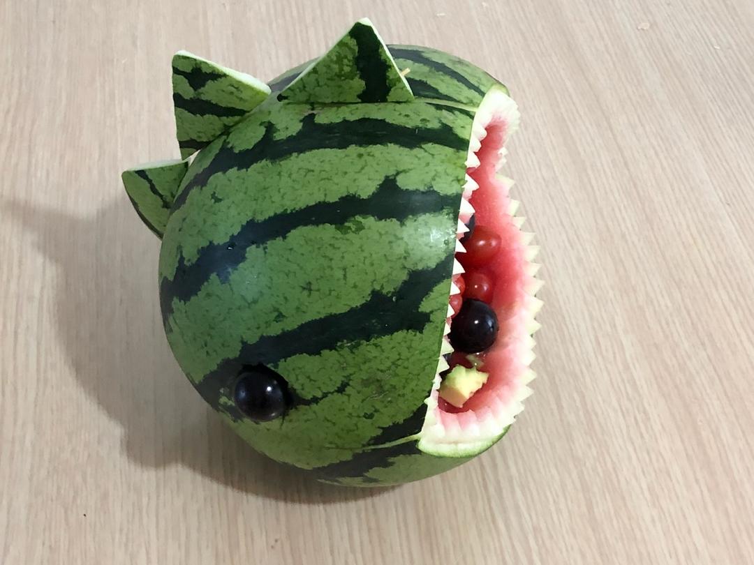 超级酷炫的鲨鱼西瓜雕