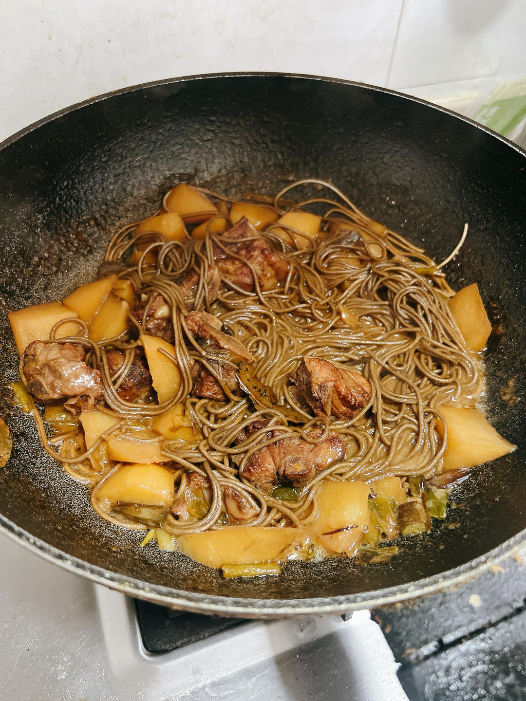 土豆排骨焖面