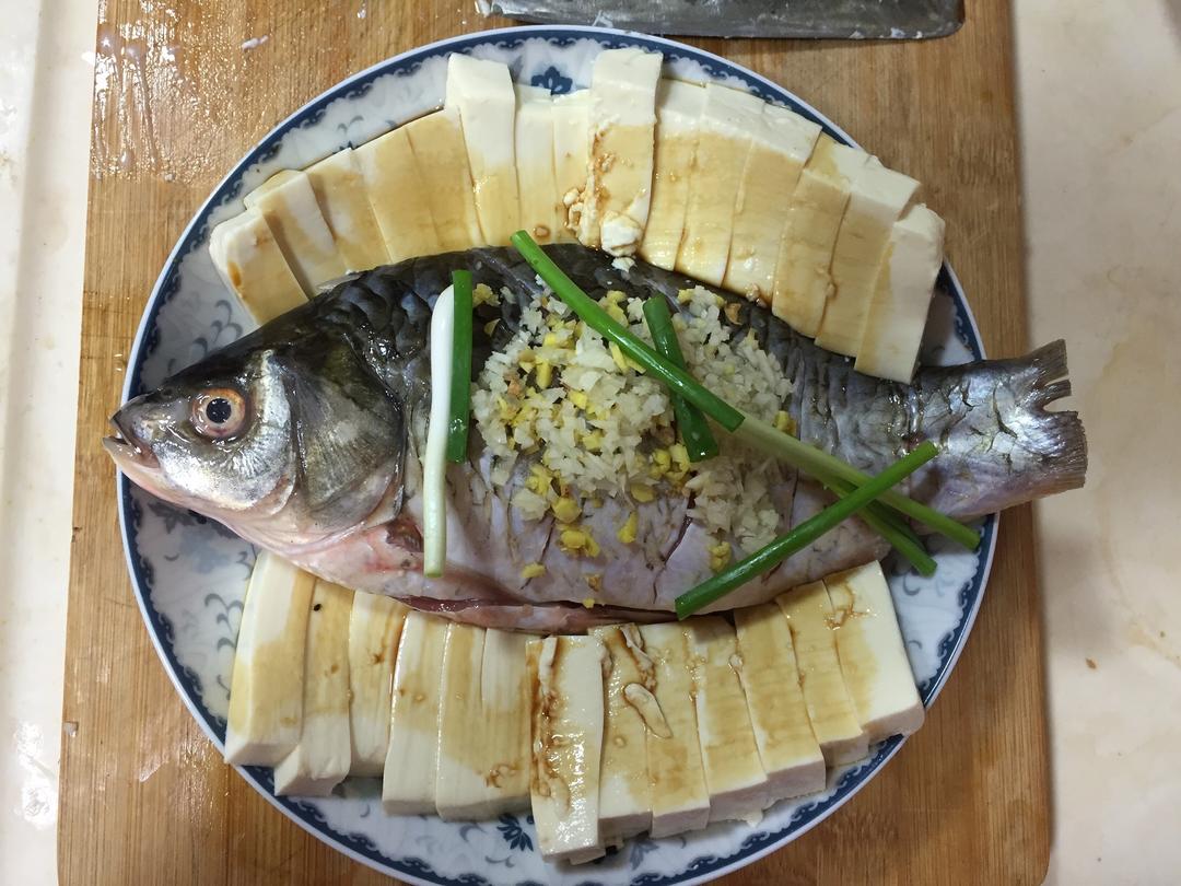 【五分钟抗癌健康饮食】鲫鱼蒸豆腐的做法 步骤4