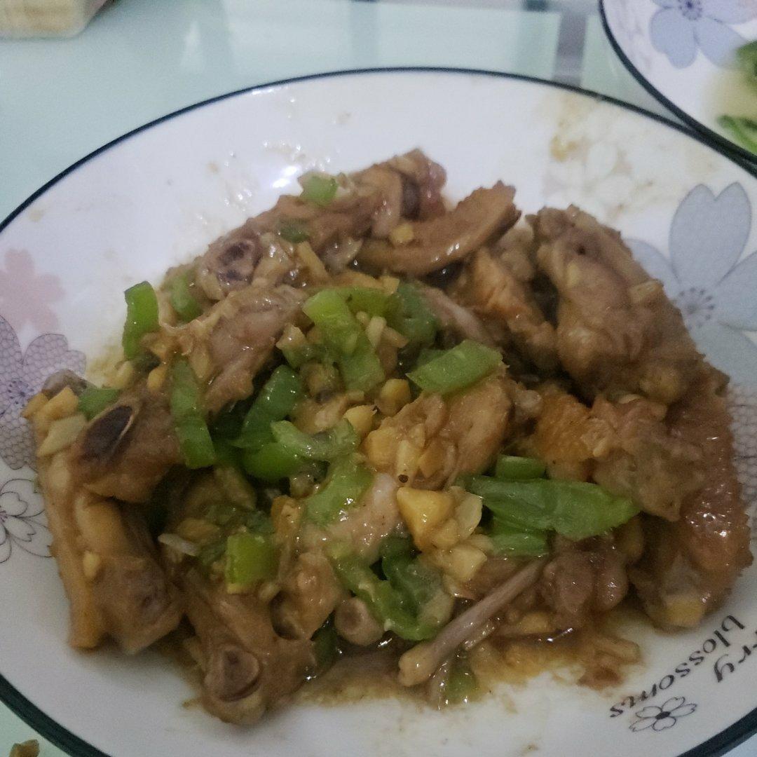 蒜香浓郁，鲜嫩多汁的蒜香鸡翅