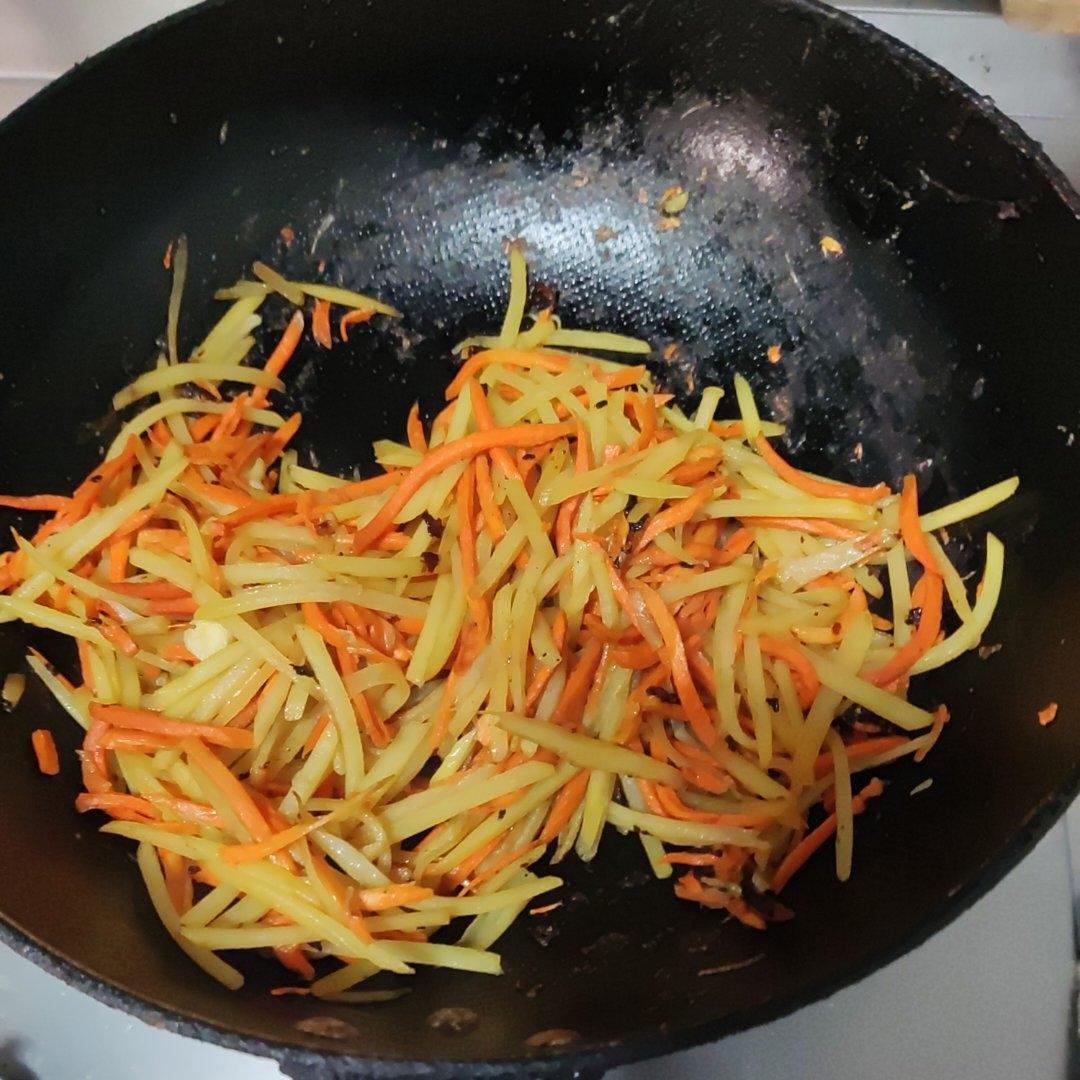 爆炒双丝土豆与胡萝卜丝