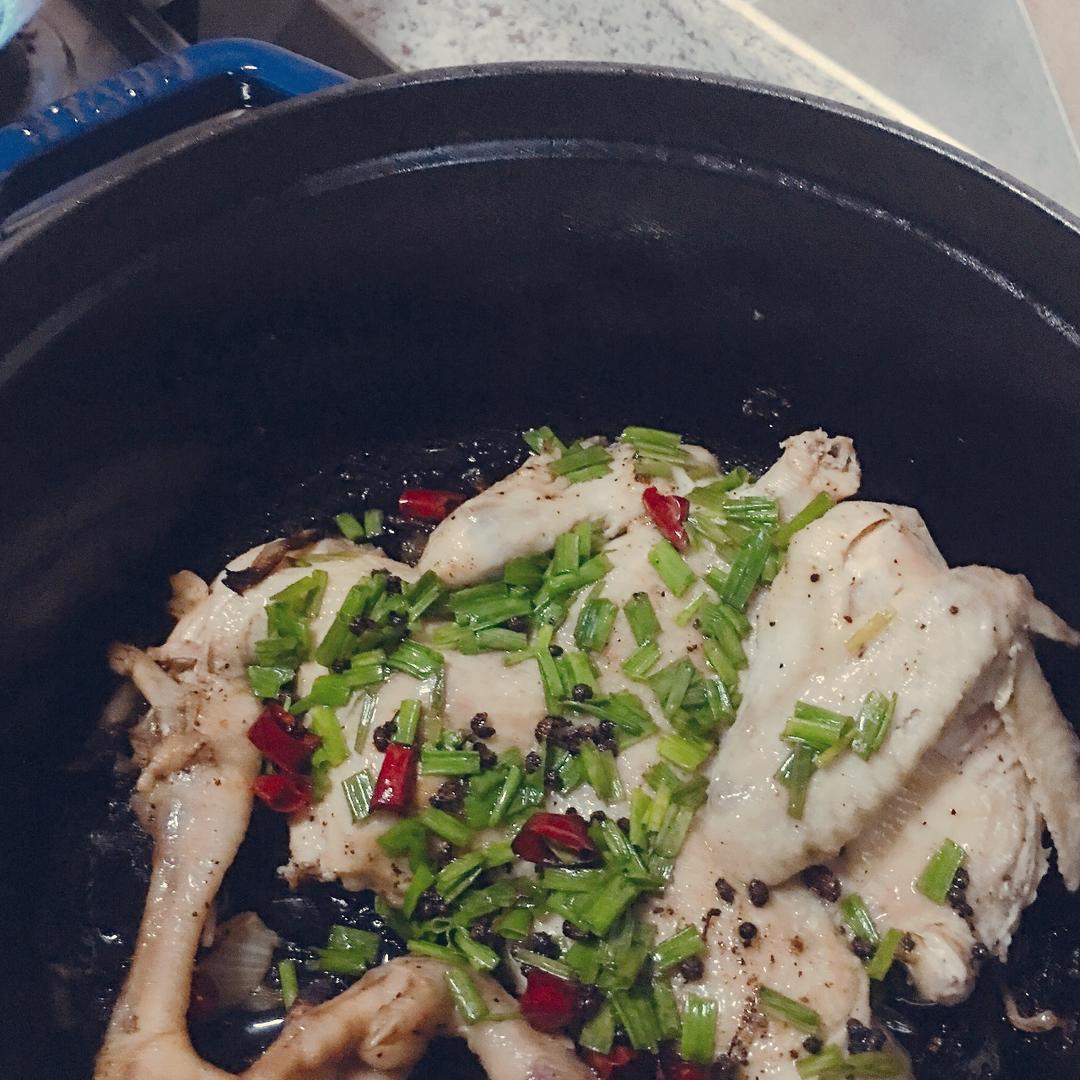 无水葱油童子鸡一一转自微博菜谱（Le Creuset铸铁炖锅）