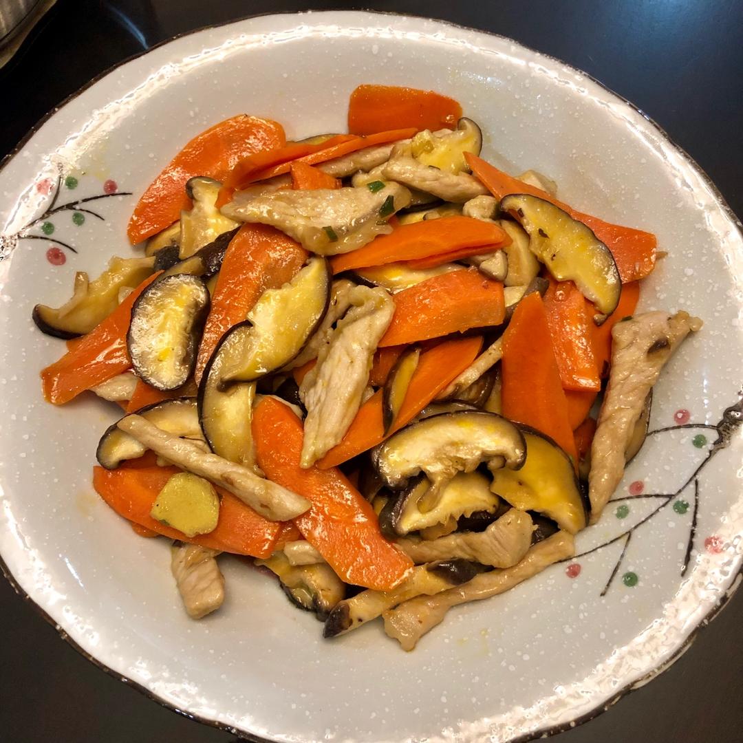 mie阿咩做的肉炒香菇胡萝卜