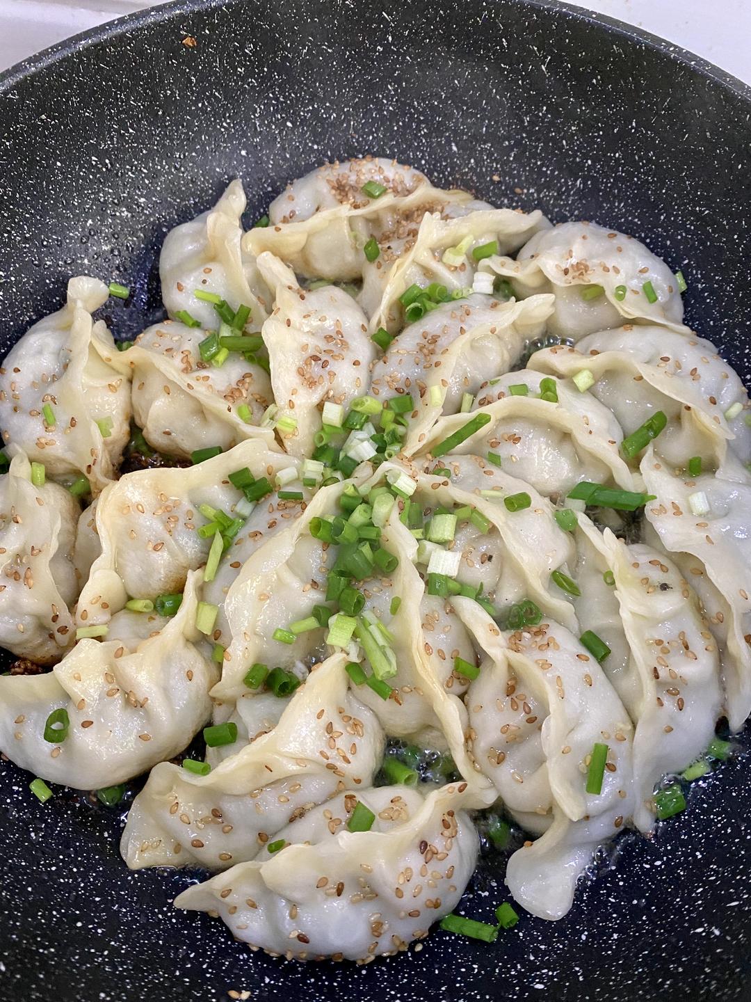 鲜嫩多汁的韭菜猪肉煎饺