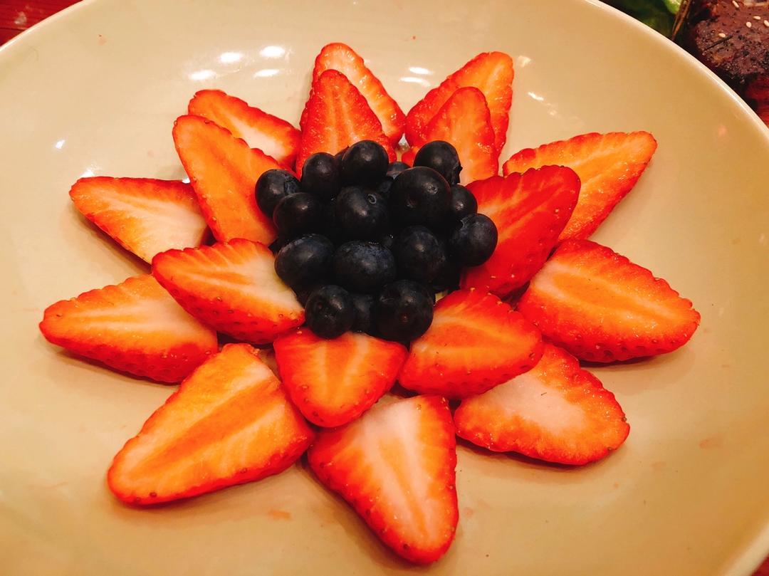 蜜桃小屋做的草莓蓝莓果盘