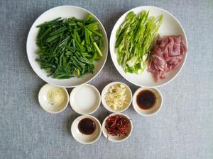 夏日家常私房菜之时令韭苔炒肉，这样做每个星期两顿还不够！的做法 步骤2