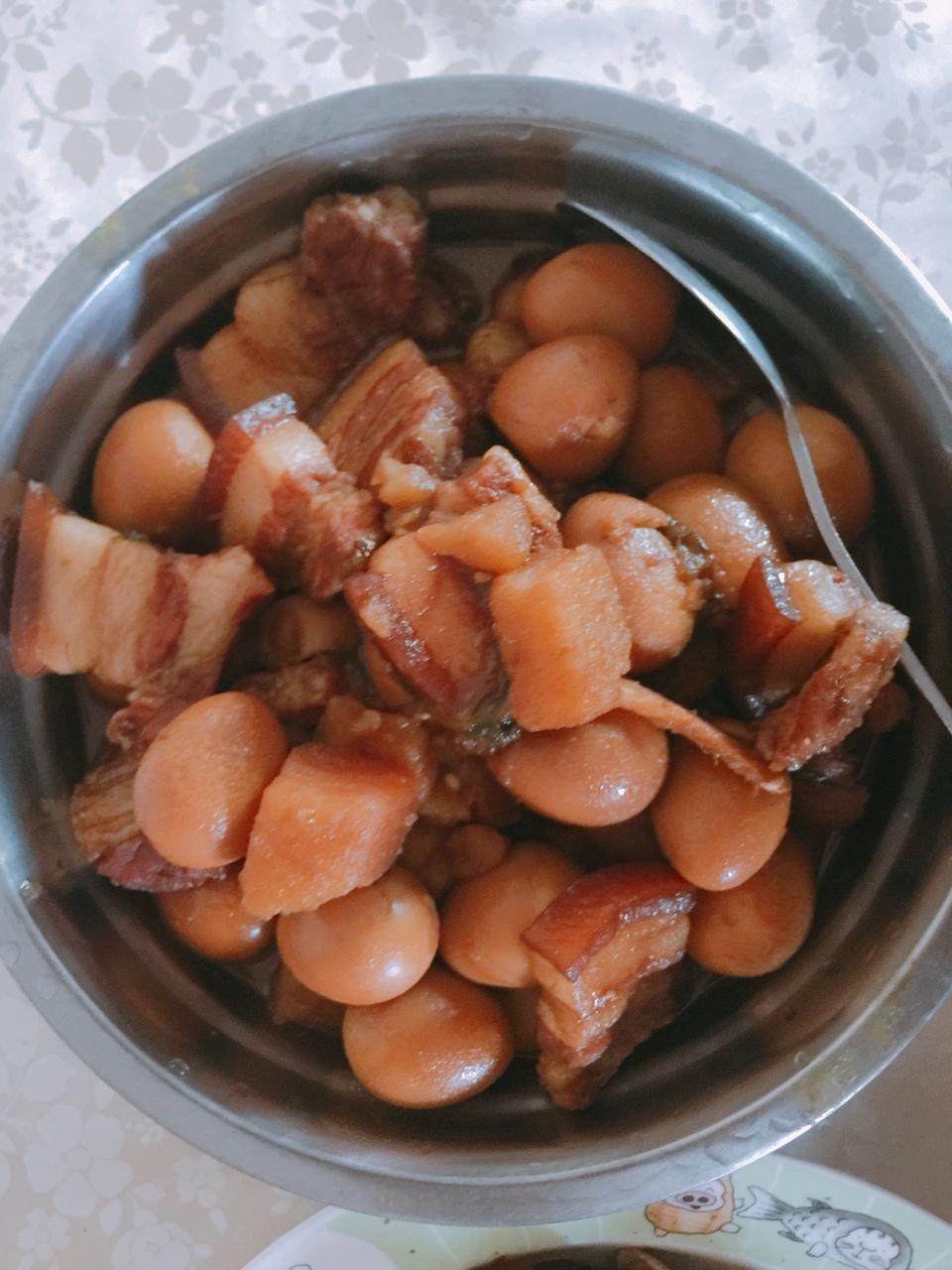 加了鹌鹑蛋后，这盘红烧肉，美味的逆天啦——鹌鹑蛋烧肉（孔瑶食谱）