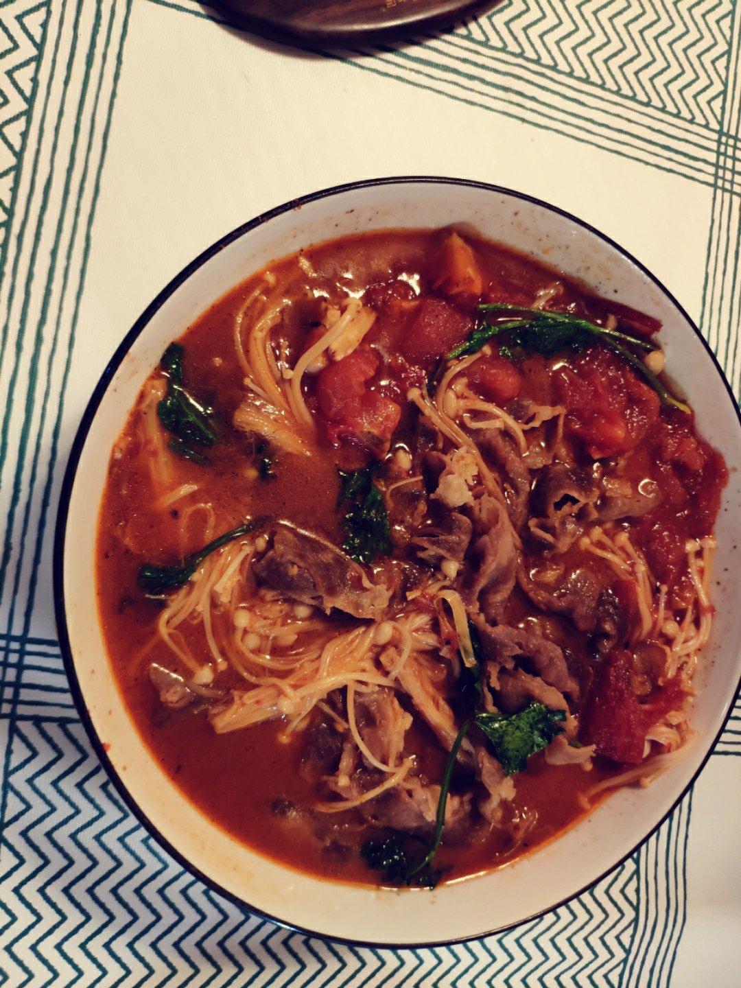 番茄金针菇肥牛锅 鲜到眉毛掉