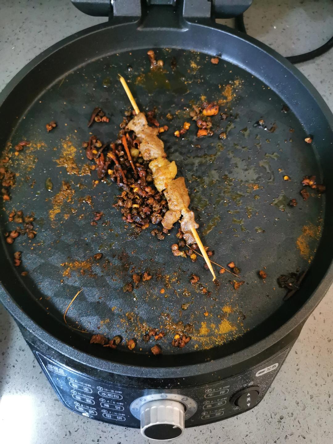 电饼铛版纸上烤羊肉串