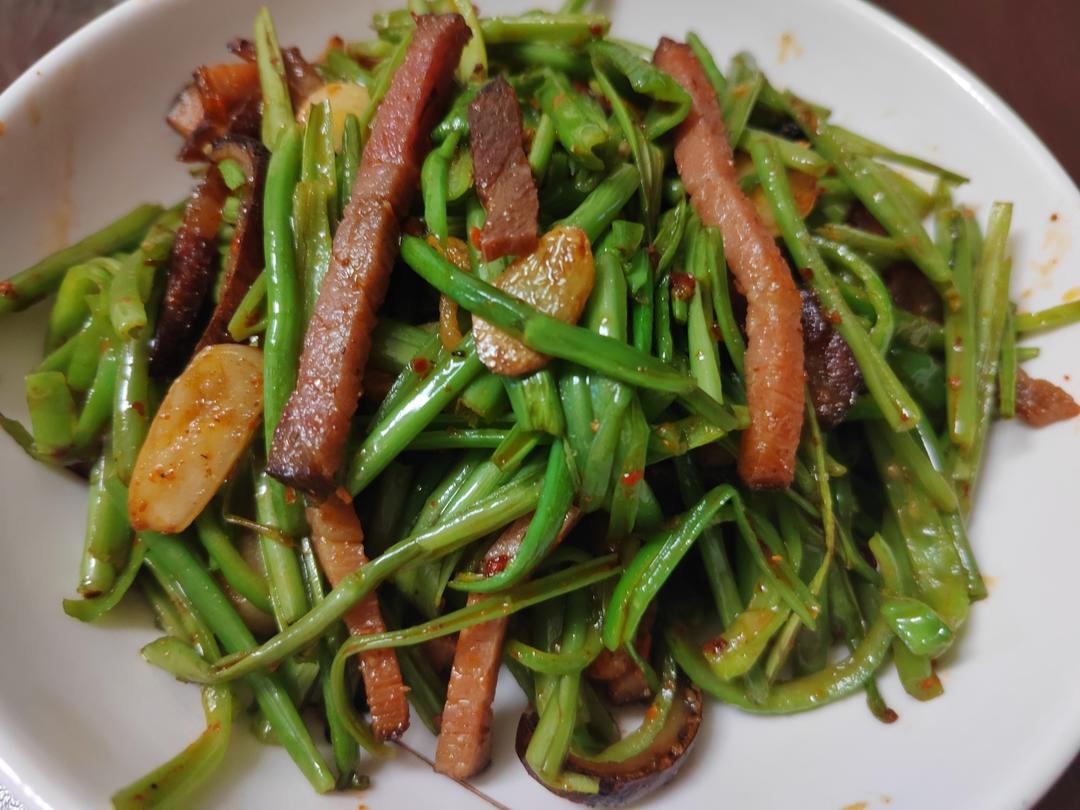 脆嫩爽口喷香滴｜手撕空心菜梗炒腊肉