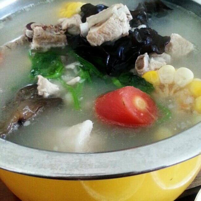 胡萝卜玉米排骨汤