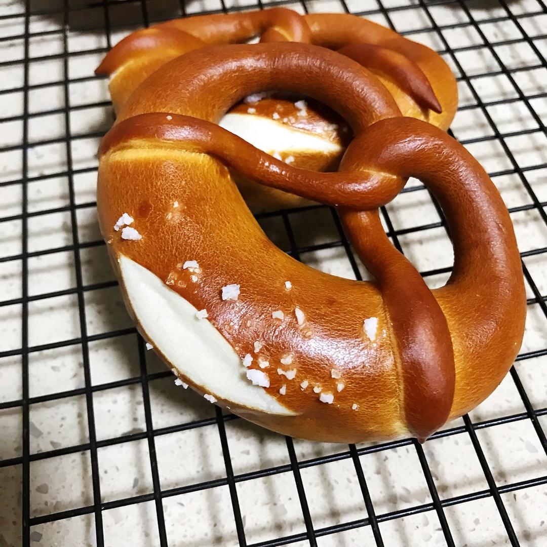 简小乐mm做的德国碱水面包~普雷节,扭结面包