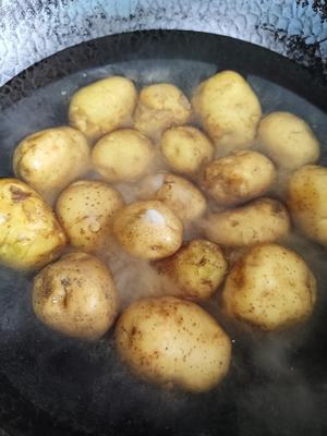 盐烤土豆的做法 步骤2