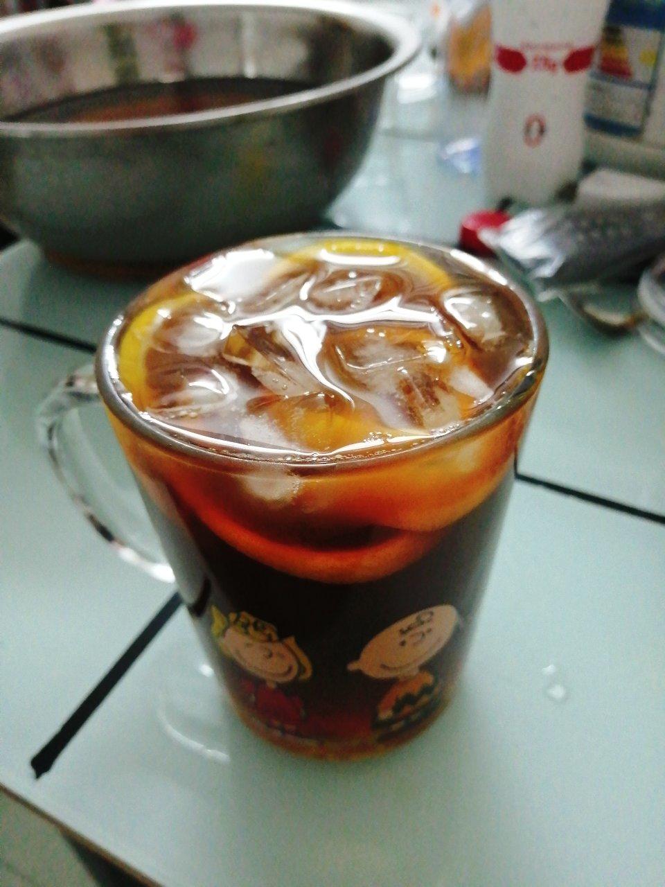 想喝饮料又怕不健康？自制柠檬红茶来了！