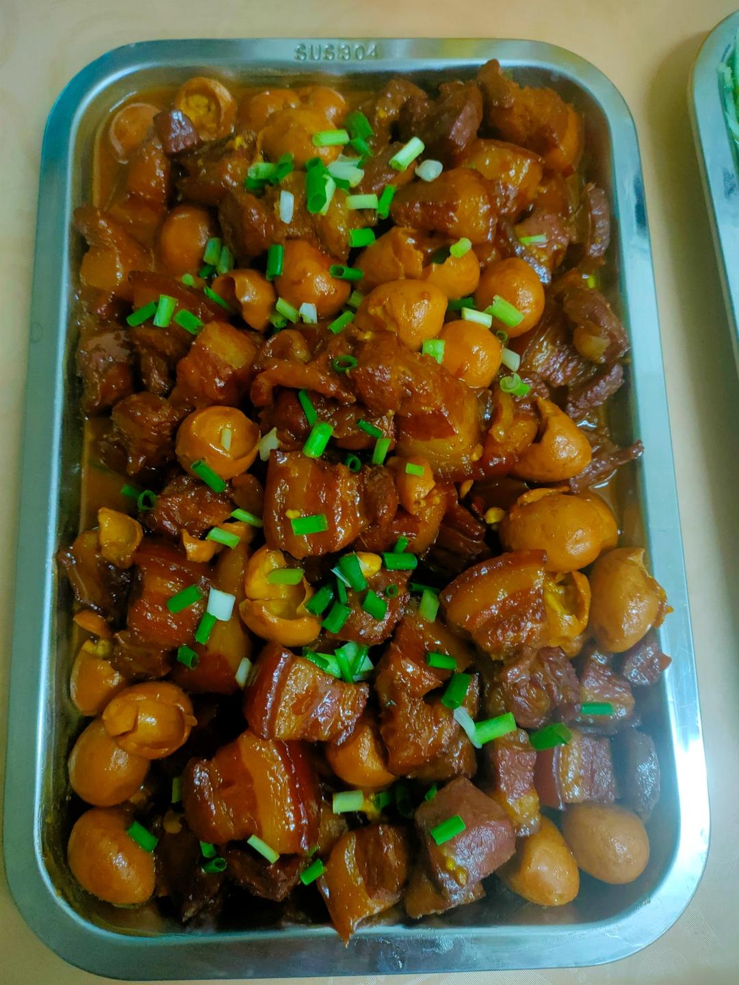 加了鹌鹑蛋后，这盘红烧肉，美味的逆天啦——鹌鹑蛋烧肉（孔瑶食谱）