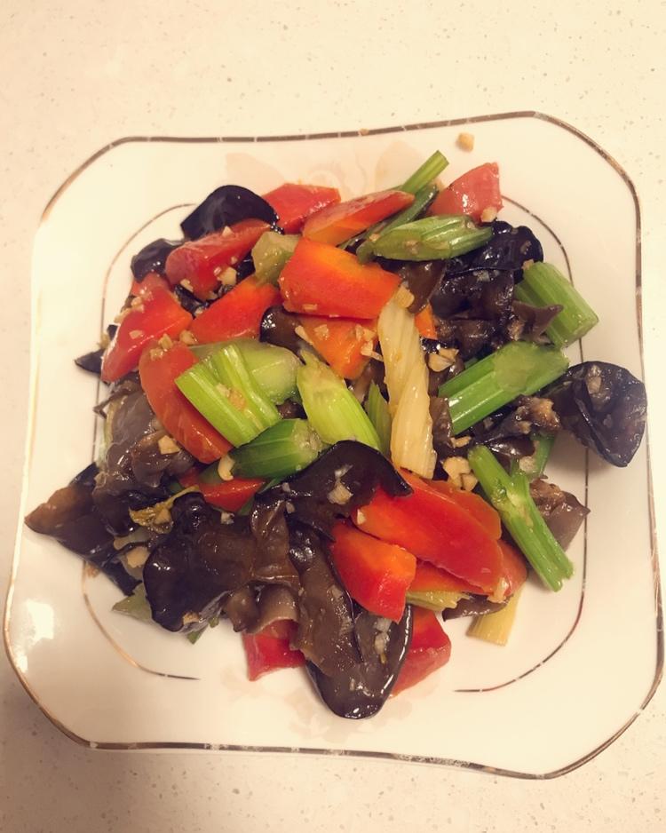 西芹胡萝卜炒黑木耳-清淡健康小炒