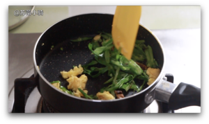 苏蒂宝宝餐：香菇荷兰豆焖面+虾皮紫菜蛋汤的做法 步骤13