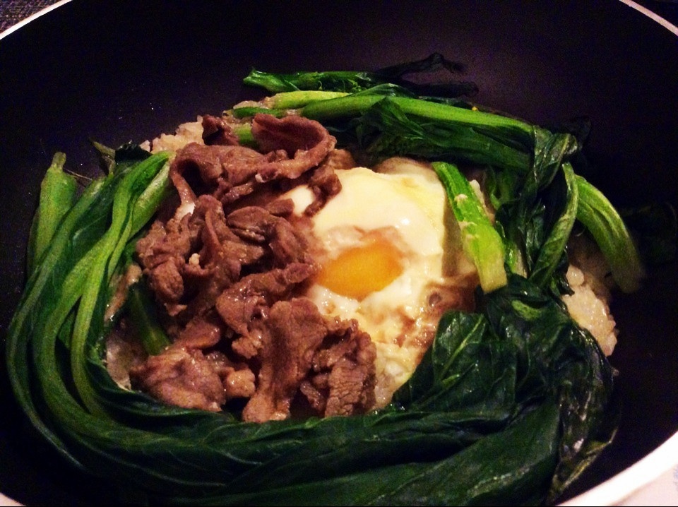 窝蛋牛肉煲仔饭